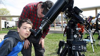 Karigon second graders study the sun using four telescopes equipped with safe, solar white light and Hydrogen-Alpha filters. More photos… Karigon second graders study the sun using four telescopes equipped with safe, solar white light and Hydrogen-Alpha filters. More photos…